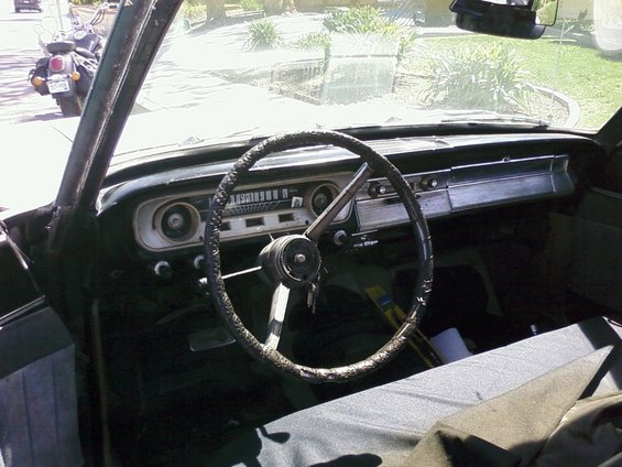 pic-0030[1].jpg Steering wheel feels good, pretty tight, column not so tight. Missing the emblem.